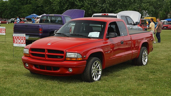 This Magnum-swapped 1999 Dodge Dakota Sport Manages To Pull Off Its  Three-inch Chop